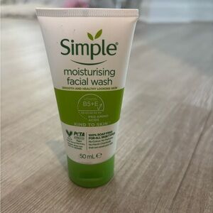 NWOT Simple Moisturising Facial Wash
